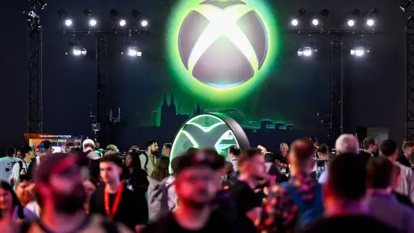 Jugadores caminan en frente de un logo de Xbox en el booth de la marca en la edición 2026 de Gamescom, en Colonia, Alemania.