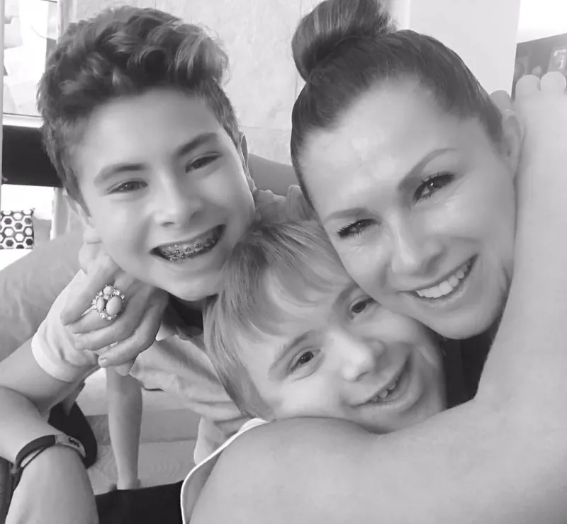 Leticia Calderón y sus hijos.