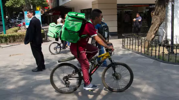 repartidores de uber eats en bicicleta 