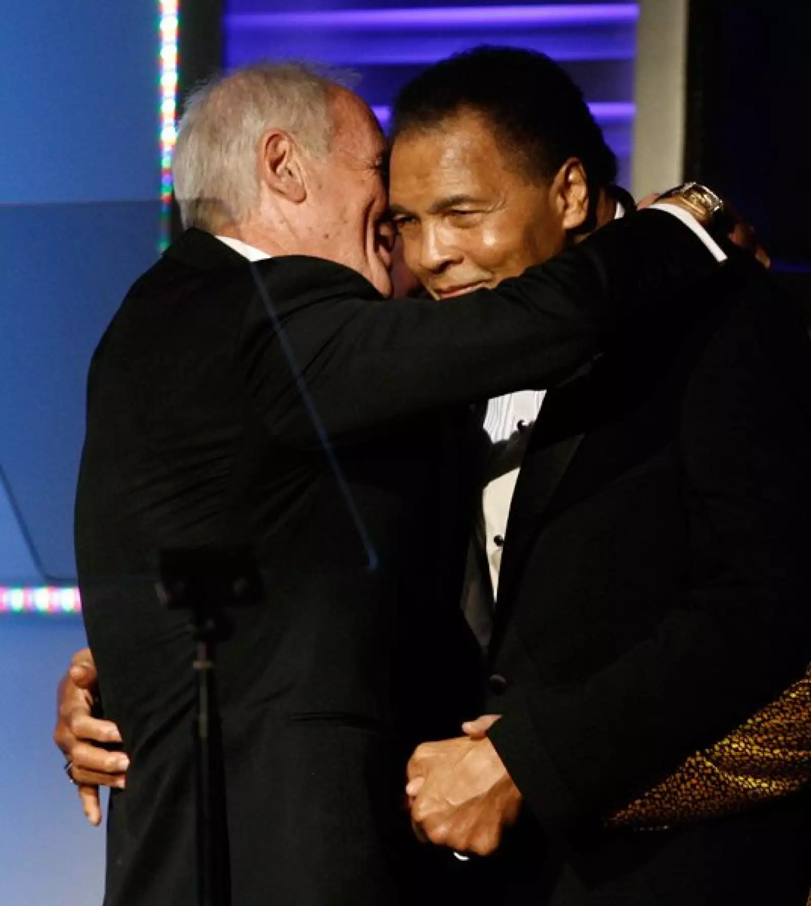 El productor Jerry Weintraub en un caluroso y amistoso abrazo con el ex boxeador Muhammad Ali.