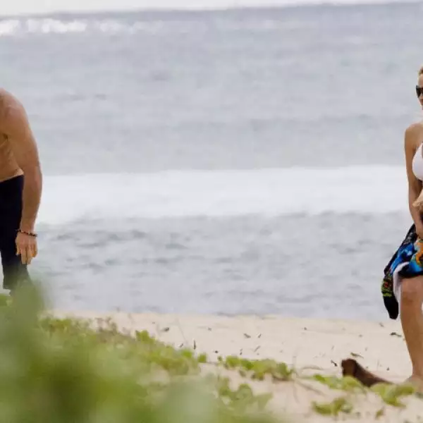 Otra que disfrutó del sol y la arena fue Pamela Anderson, quien se divirtió con su novio en las playas de Hawai.