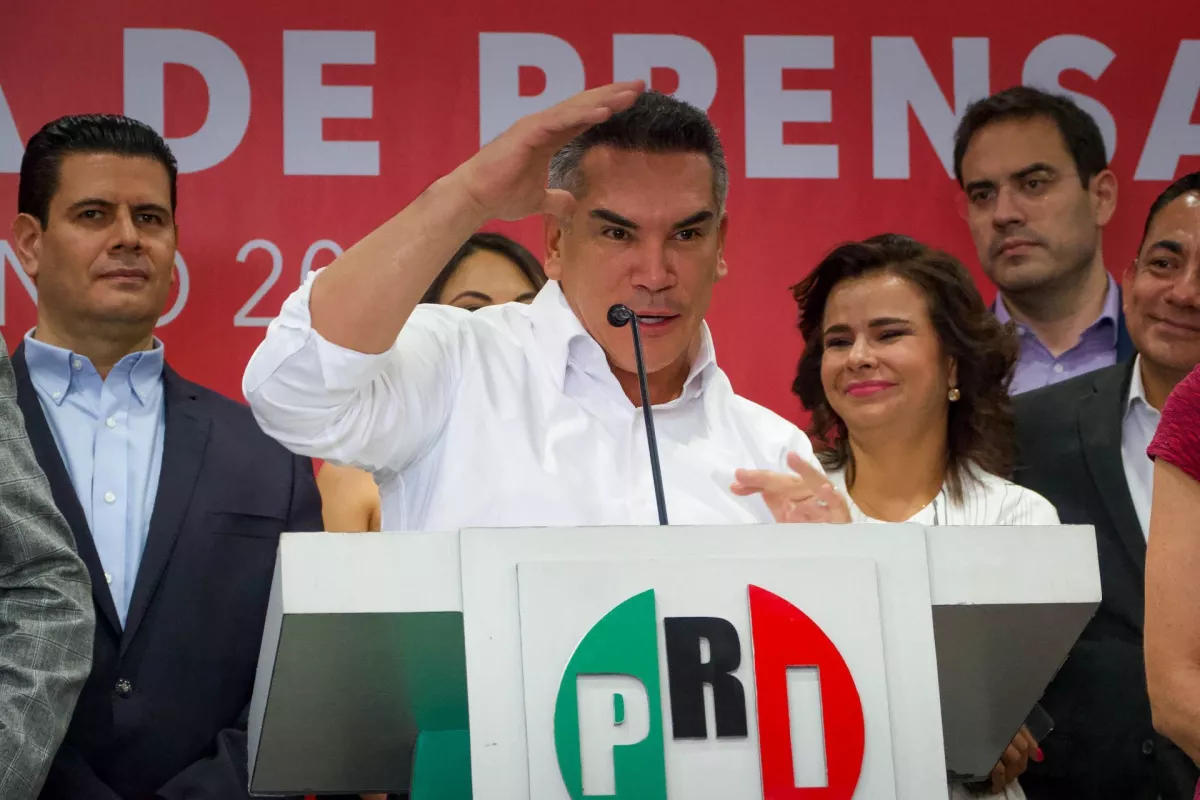 Alejandro Moreno, junto al comité nacional del PRI, durante conferencia de prensa a medios de comunicación.