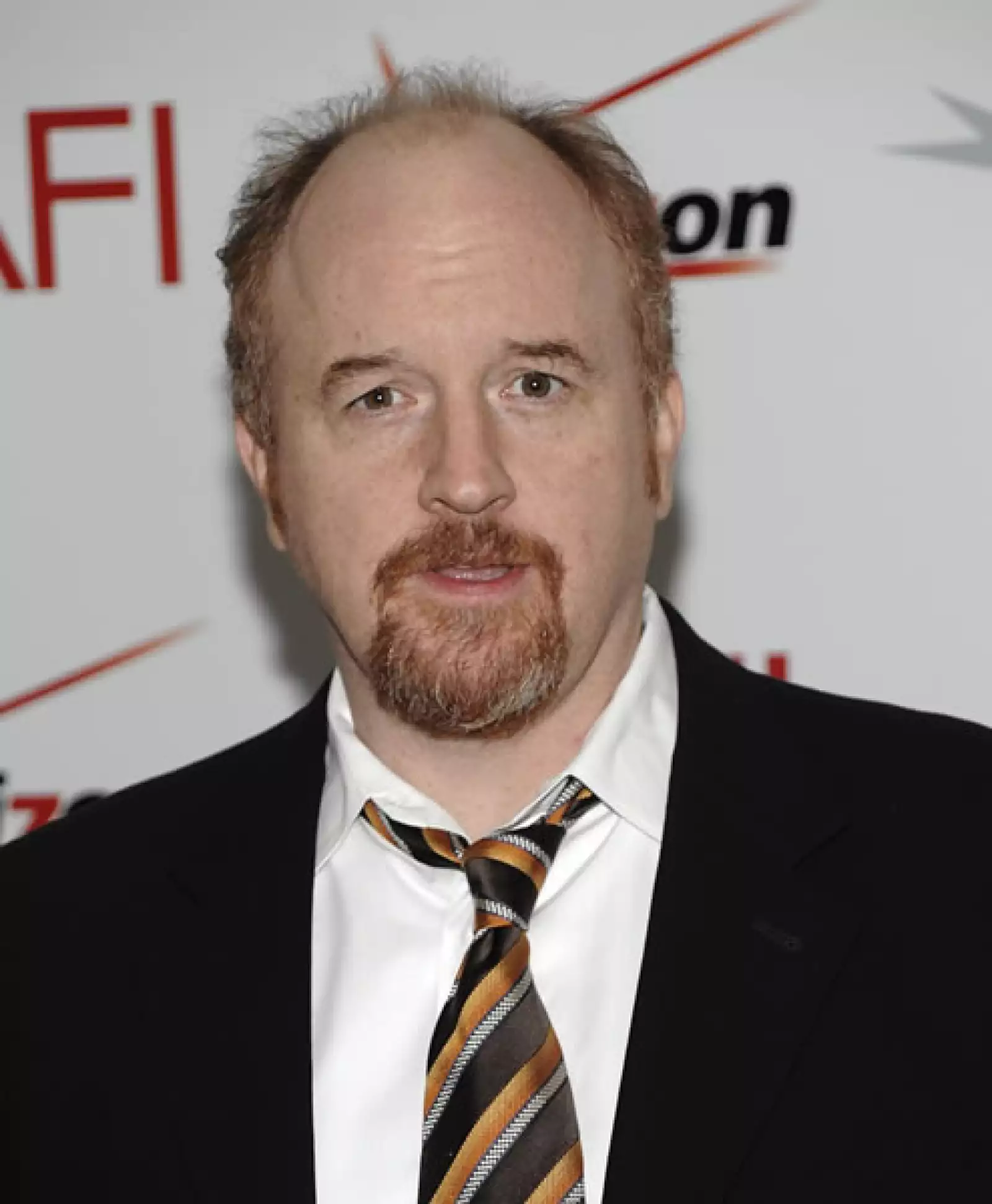 LOUIS C.K. Comediante estadounidense.