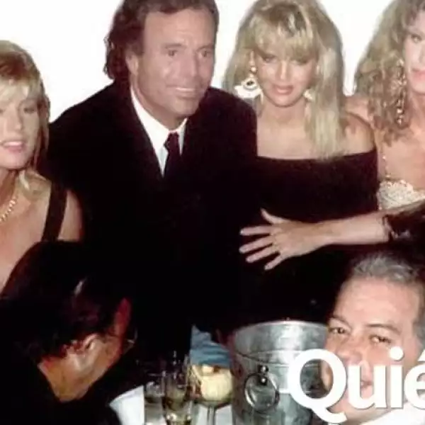 Julio Iglesias con un grupo de amigas.