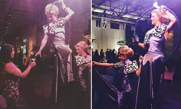 Incluso habían bailarinas colgando del techo que servían champagne.