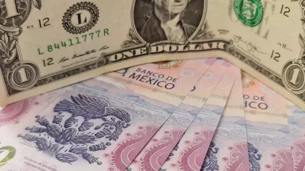 Peso toca su peor nivel en tres años
