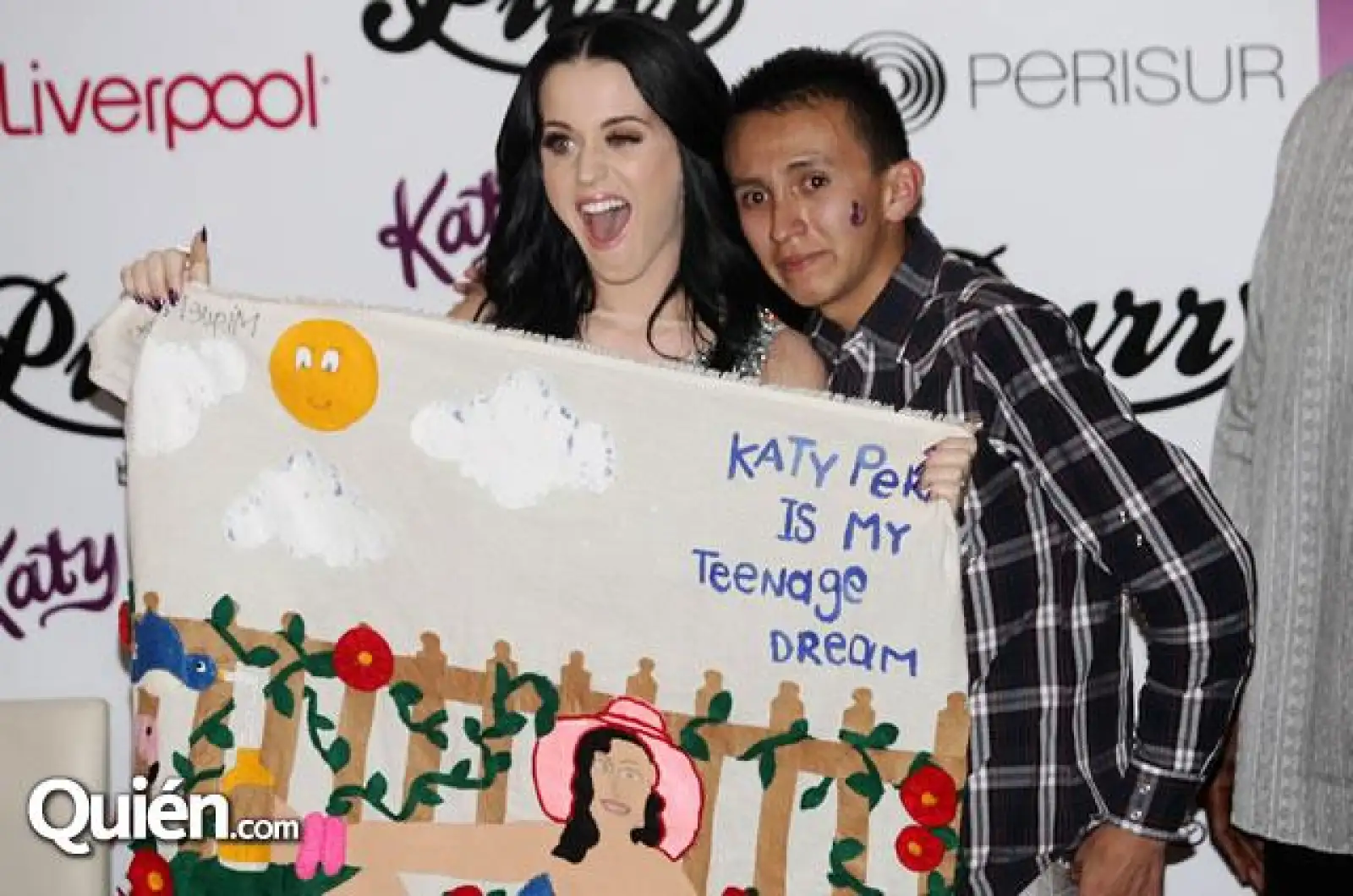 Katy Perry en la firma de autógrafos