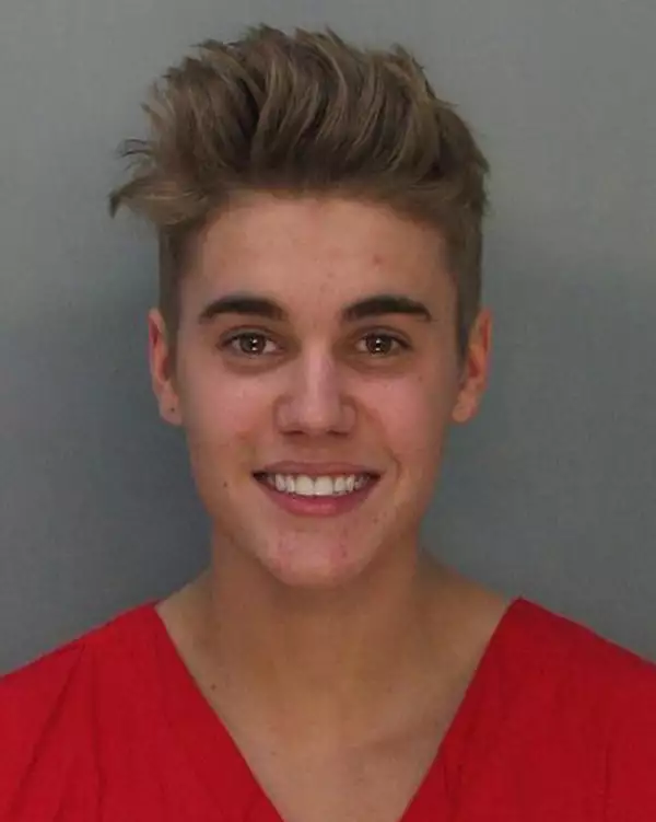 Justin Bieber fue detenido por conducir bajo los efectos de alcohol y drogas.