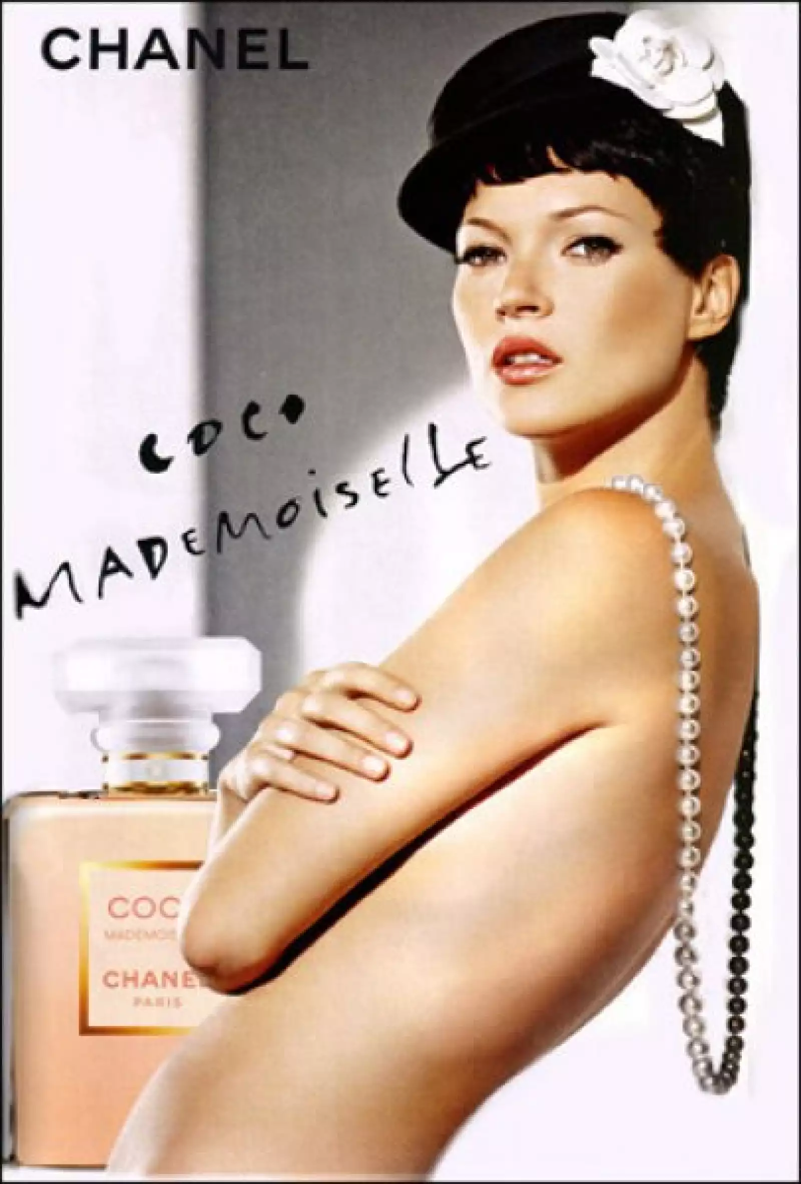Para promocionar la marca Coco Chanel, Kate Moss se desprendió de la ropa y posó en topless para la marca.