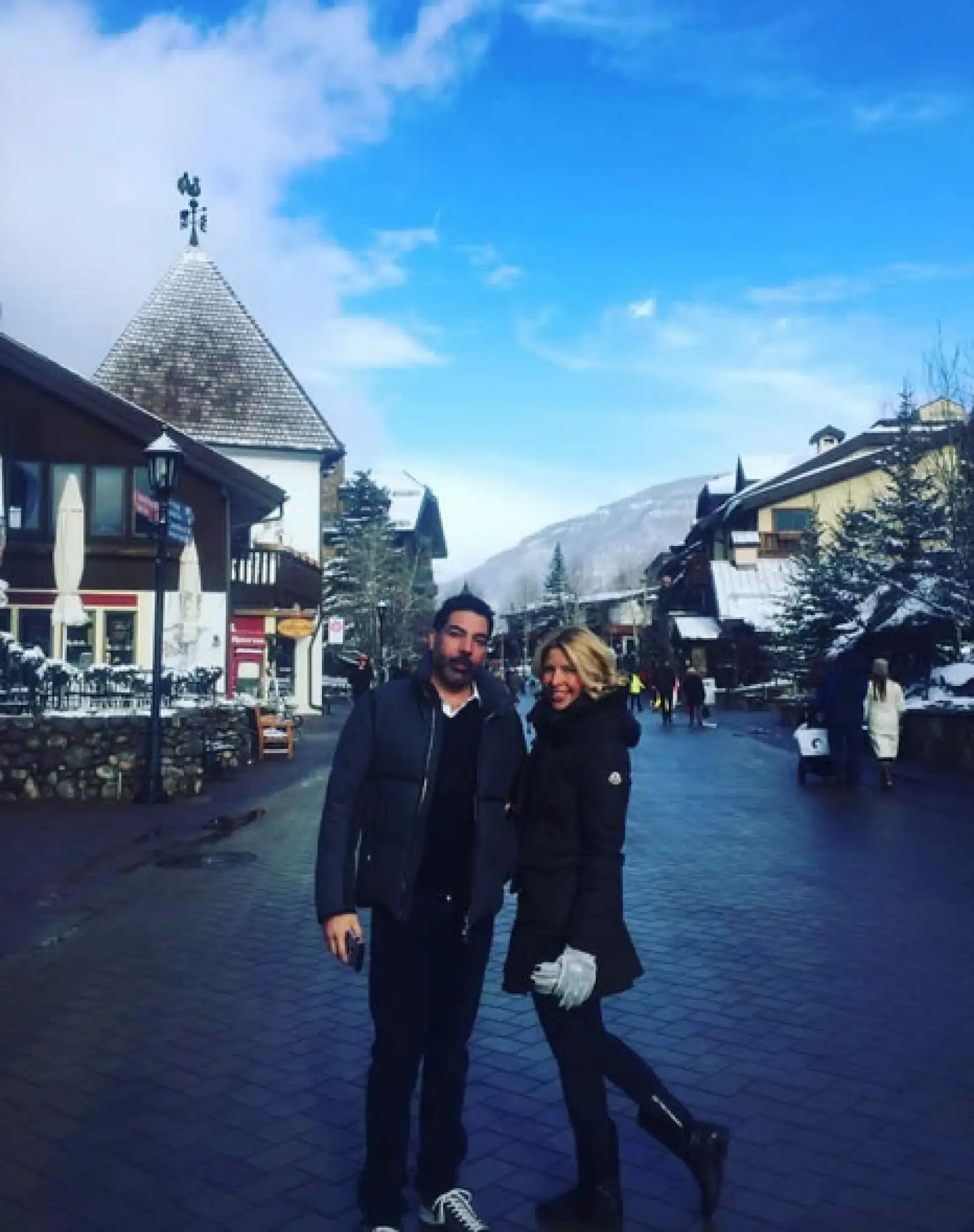 Pablo Moctezuma y Beatriz Pasquel pasearon por el pueblo de Vail tras sus jornadas de ski.