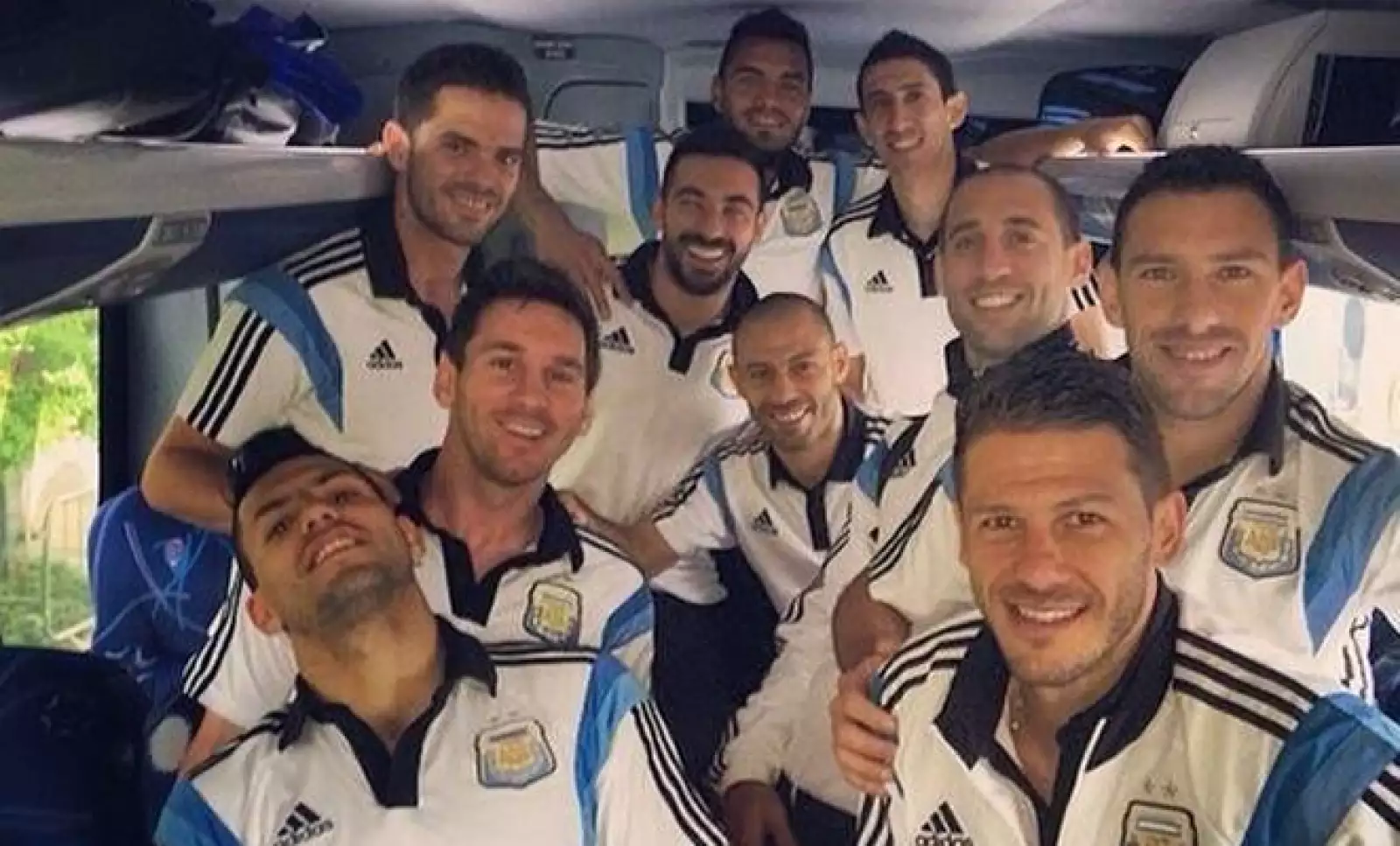 El subcampeón Argentina adoptó como una cábala el subir a Internet una foto de los mismos integrantes del equipo previo a los partidos.