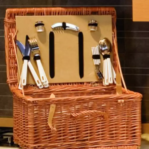 PROVENZAL Canasta para picnic, Rosti, 3,879 pesos.