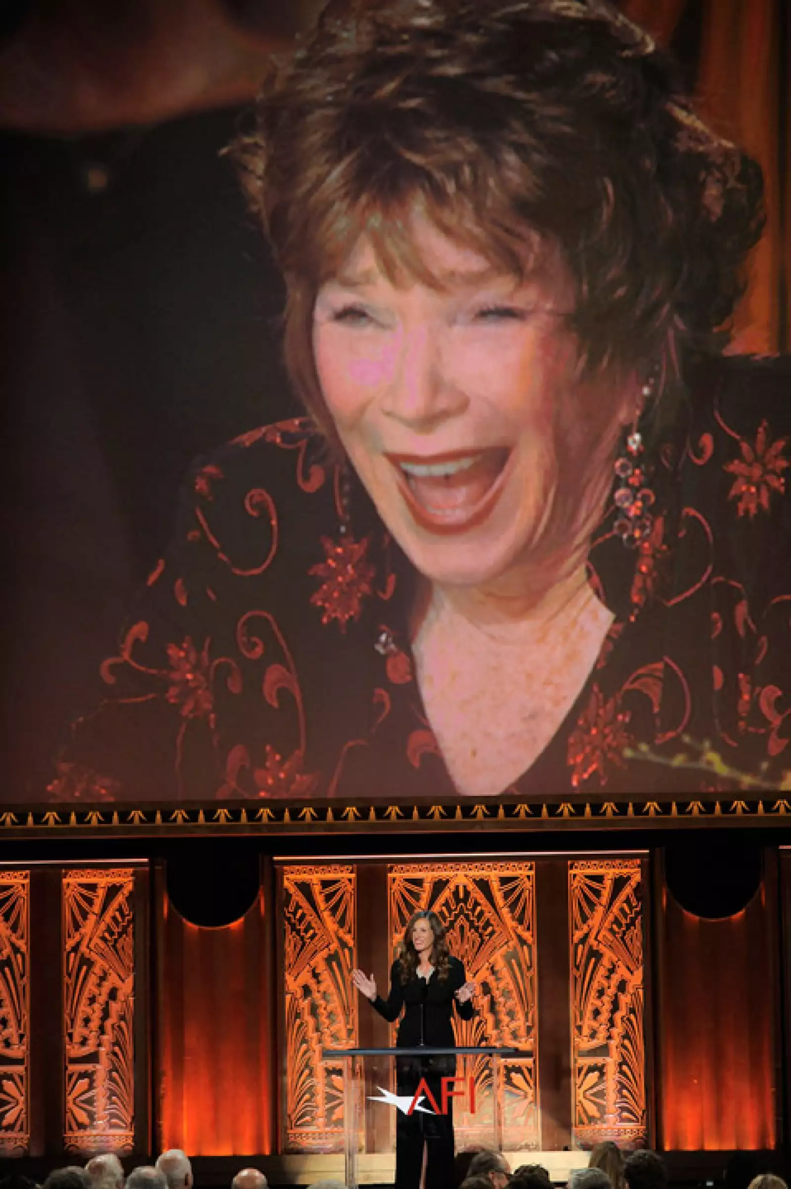 Julia Roberts en el momento que subió a hablar de la homenajeada, quien en la pantalla luce bastante feliz.