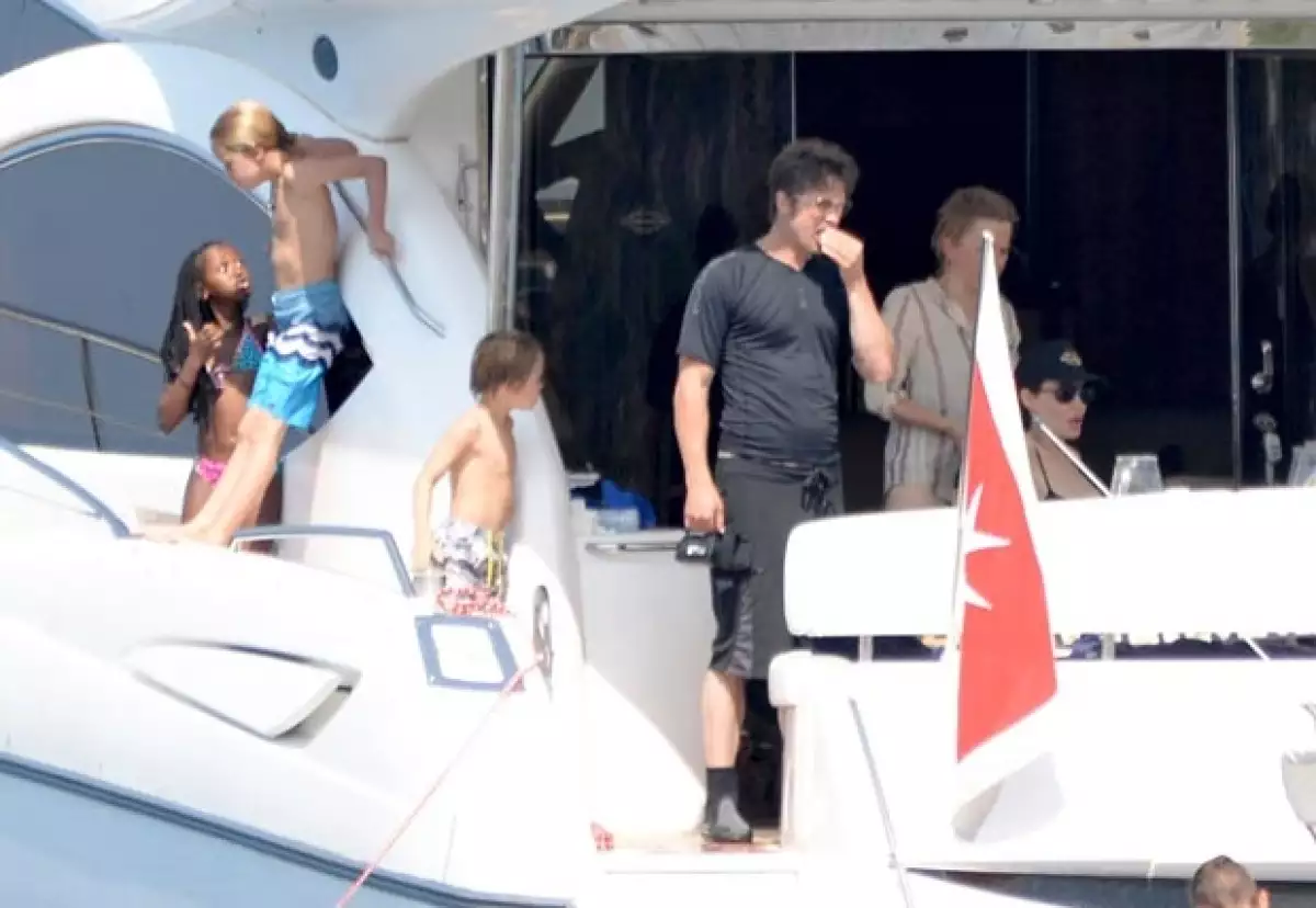 Shiloh lució un traje de baño color azul para niño.