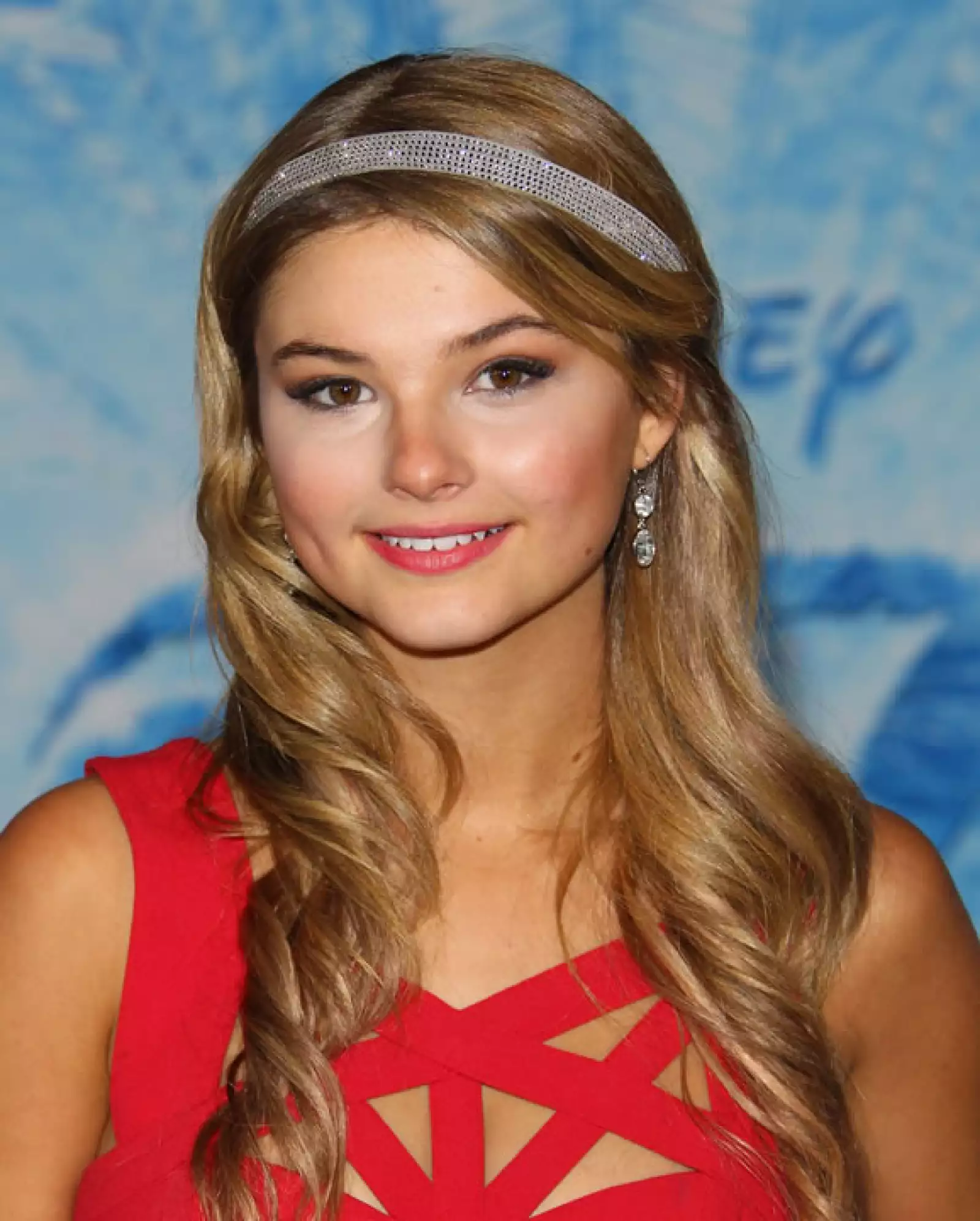 Stefanie Scott. Este tipo de bandas elásticas en colores brillantes sirven para dar elegancia a un look que no es tan elegante como el de la actriz, quien le dio un contraste a su outfit combinando una banda plateada con un vestido rojo, en cuestión de segundos pudo conseguir un toque classy.