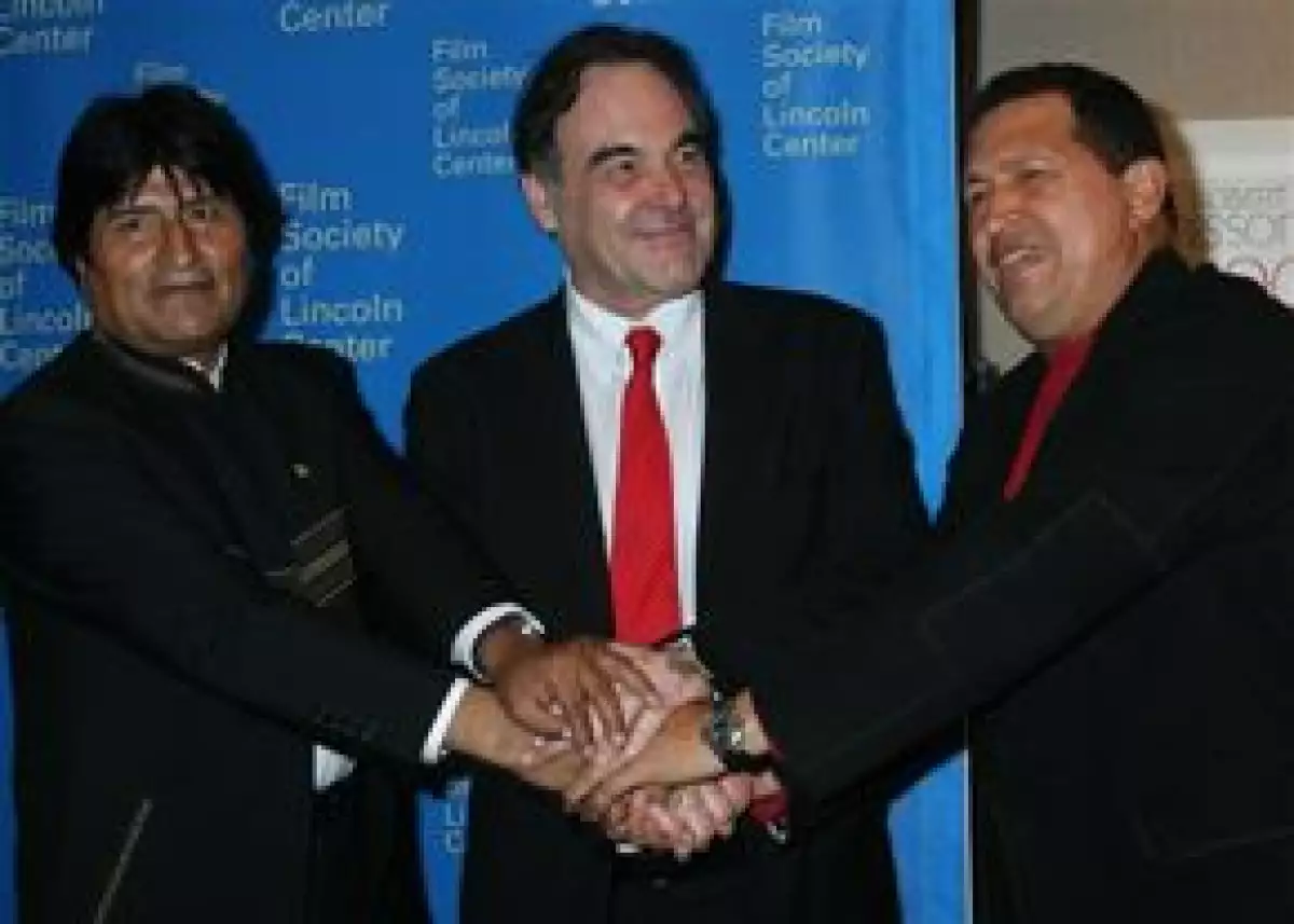 El presidente venezolano Hugo Chávez volvió a acompañar al director de Al sur de la frontera, la cual se presentó esta vez en Estados Unidos con un nuevo invitado, su homólogo boliviano Evo Morales.