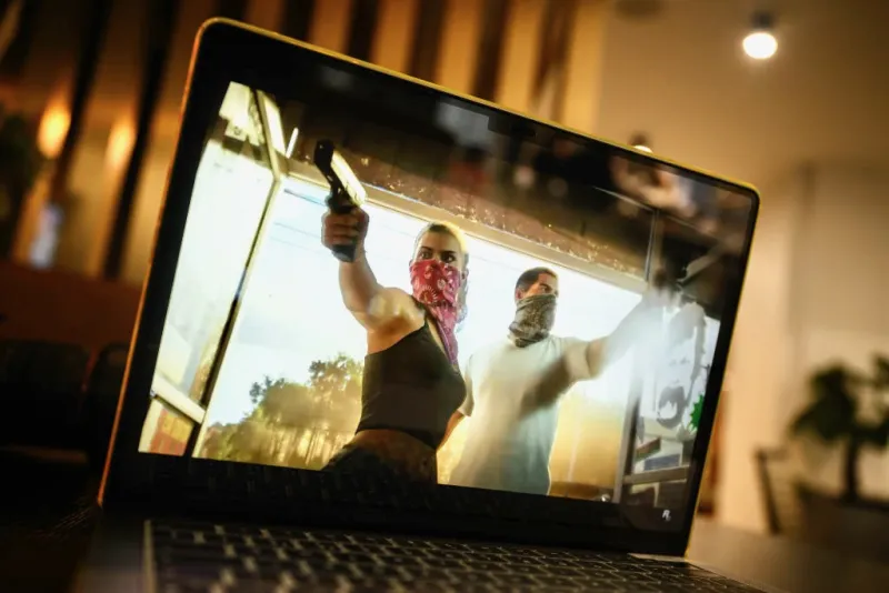 Imagen de un fragmento del trailer de GTA VI con una escena real del videojuego.