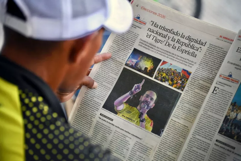 Un hombre lee el periódico con el presidente electo de Colombia, Abelardo de la Espriella, en Barranquilla, Colombia, el 22 de junio de 2026, el día después de la segunda secumbre de las elecciones presidenciales. Las calles de la ciudad colombiana de Barranquilla se convirtieron en un carnaval en la noche del 21 de junio de 2026, después de que el derechista Abelardo de la Espriella venció a su rival de izquierda para ganar las elecciones presidenciales del país.