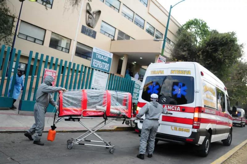 Ante el bloqueo de ambulancias en las entradas del Centro Médico Siglo XXI, los paramédicos salieron con su capsula para poder ingresarla a la ambulancia.
