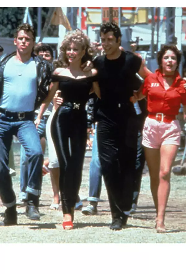 No podemos olvidar los looks de Olivia y Jhon en la pelícual de Grease con sus personajes de Sandy y Danny.