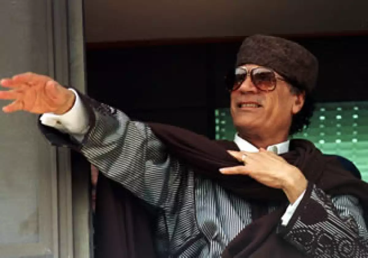 Gadhafi gasta millonarias sumas en sus peculiares prendas de vestir. (Foto: AP)