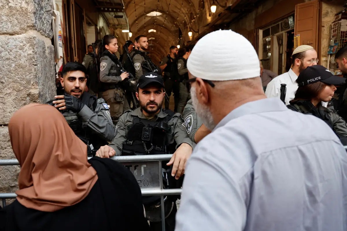 La policía israelí bloquea la entrada al complejo de Al-Aqsa, también conocido por los judíos como Temple Mount, tras una visita al sitio del ministro de Seguridad Nacional de derecha abierta de Israel, Itamar Ben-Gvir, en la Ciudad Vieja de Jerusalén el 27 de julio de 2023.