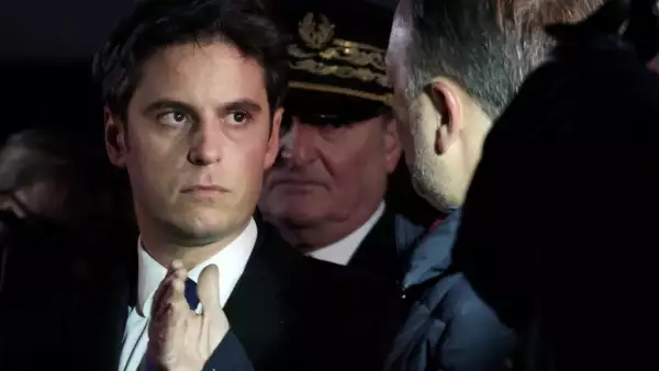 El recién nombrado primer ministro francés, Gabriel Attal (i.), flanqueado por el prefecto del distrito de Pas-de-Calais, Jacques Billant (C), recorre Clairmarais, al norte de Francia, el 9 de enero de 2024. 