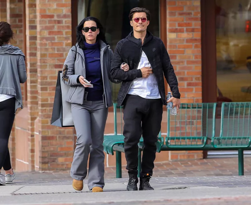 El actor y la cantante fueron captados paseando por las calles de Aspen este fin de semana, en donde estuvieron para asistir a una boda.