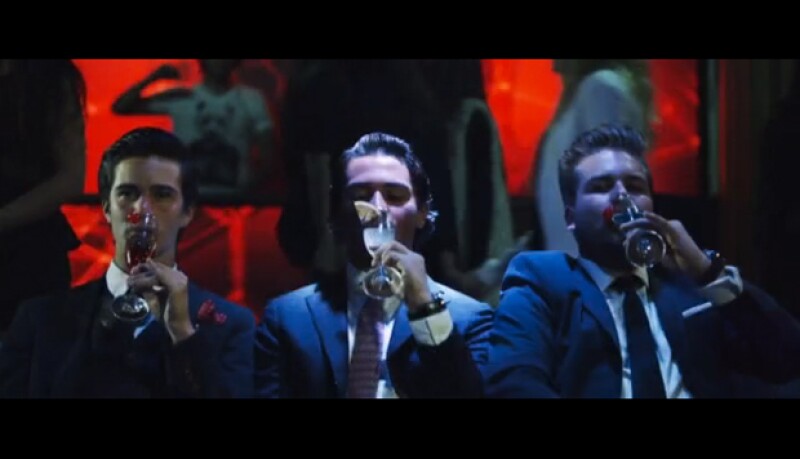 En otra de las escenas aparecen tomando bebidas alcohólicas mientras se exfolian los pies.