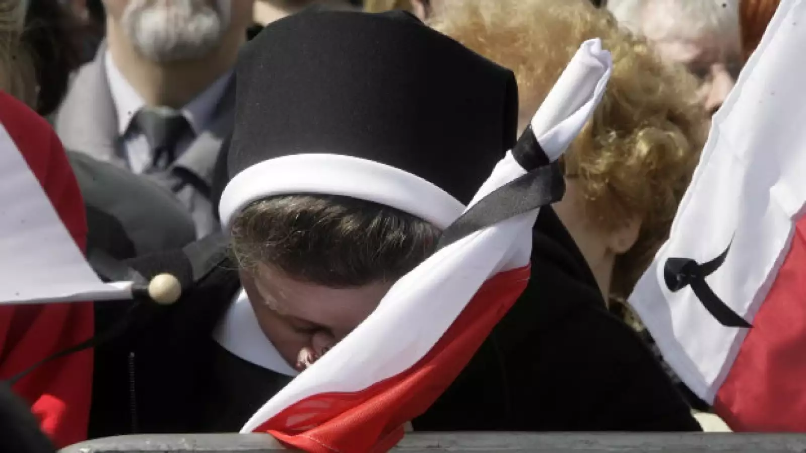 Una monja polaca le llora este sábado durante los funerales de su presidente