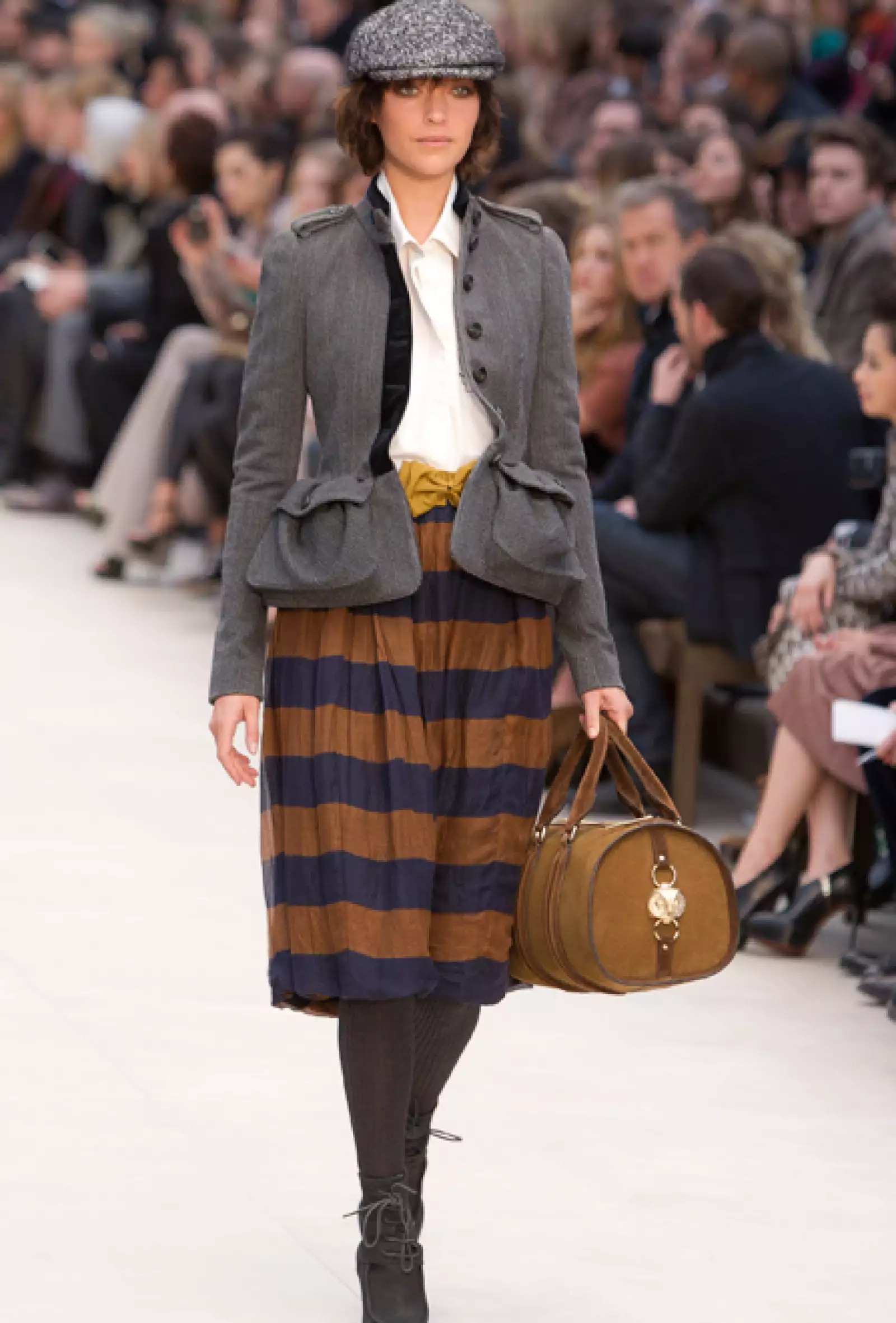 La firma no dejo atrás su sello inglés reflejado en boinas, faldas y difrerentes cortes.