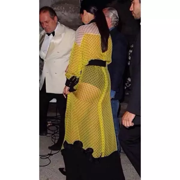 Así lució la parte de atrás de su vestido.