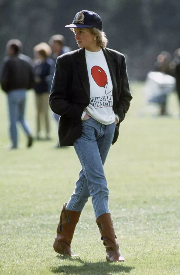 Después de que los jeans tuvieran una significación dentro del mundo social, famosas personas comenzaron a usarlos, desde celebridades hasta la realeza, tal es el caso de Lady Di, quien es uno de los fashion icons más conocidos en la década de los 90.