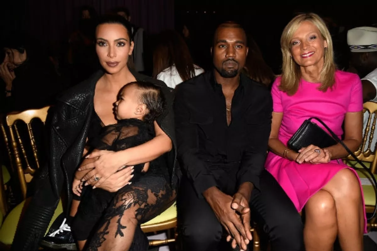 La pareja y su hija en el front row de Givenchy junto a Helene Arnault.