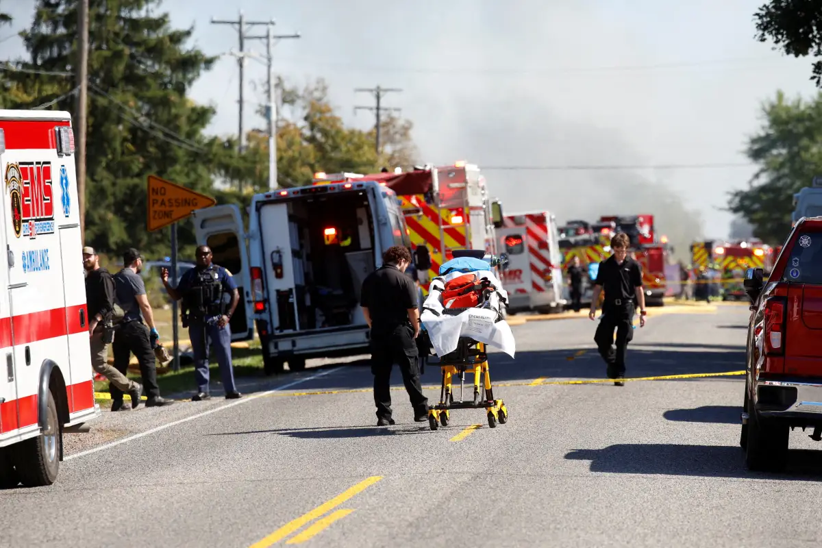 El humo se eleva mientras los miembros del personal de emergencia trabajan en la escena de un tiroteo que tuvo lugar en la Iglesia de Jesucristo de los Santos de los Últimos Días, según la policía, en Grand Blanc, Michigan, EE. UU., el 28 de septiembre de 2025.