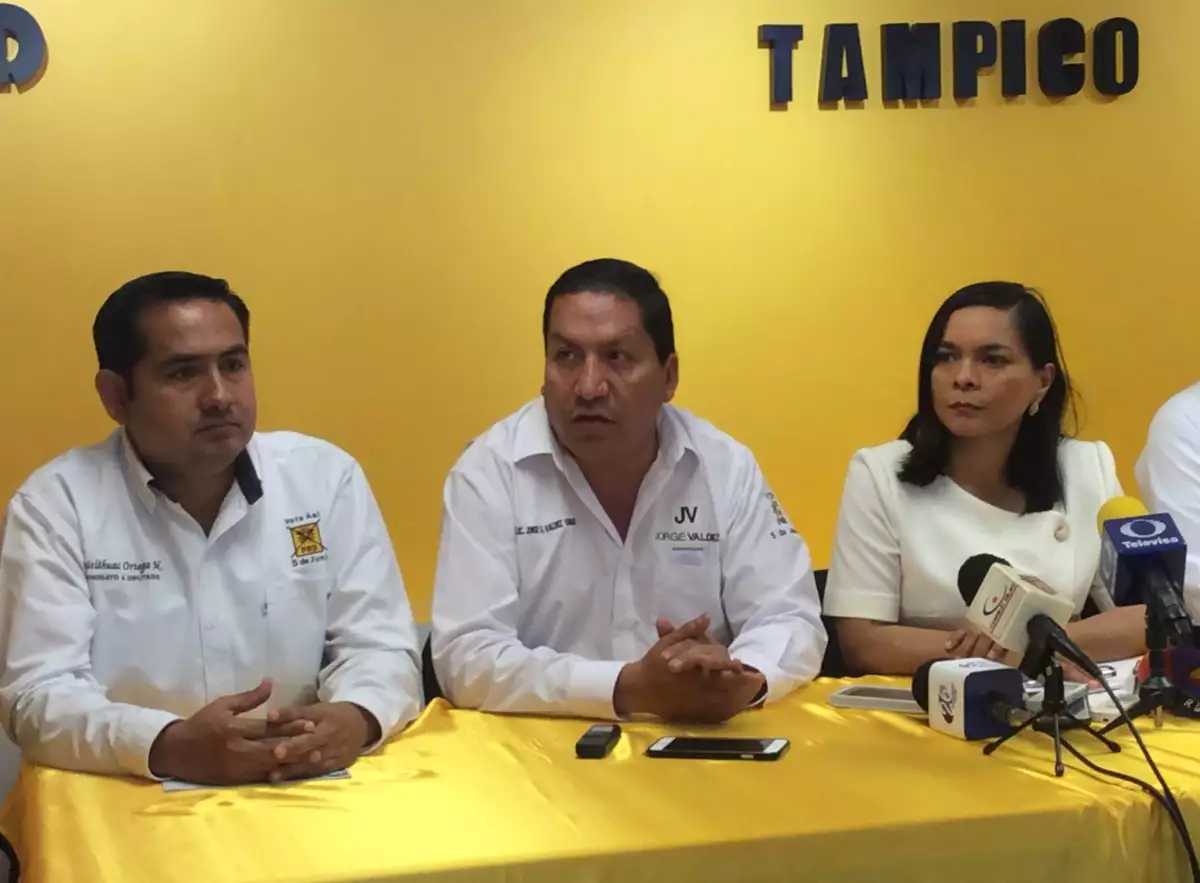 El anuncio lo hizo la secretaria general del PRD durante un evento en Tampico, donde estuvo su candidato a gobernador, Jorge Valdez (centro).