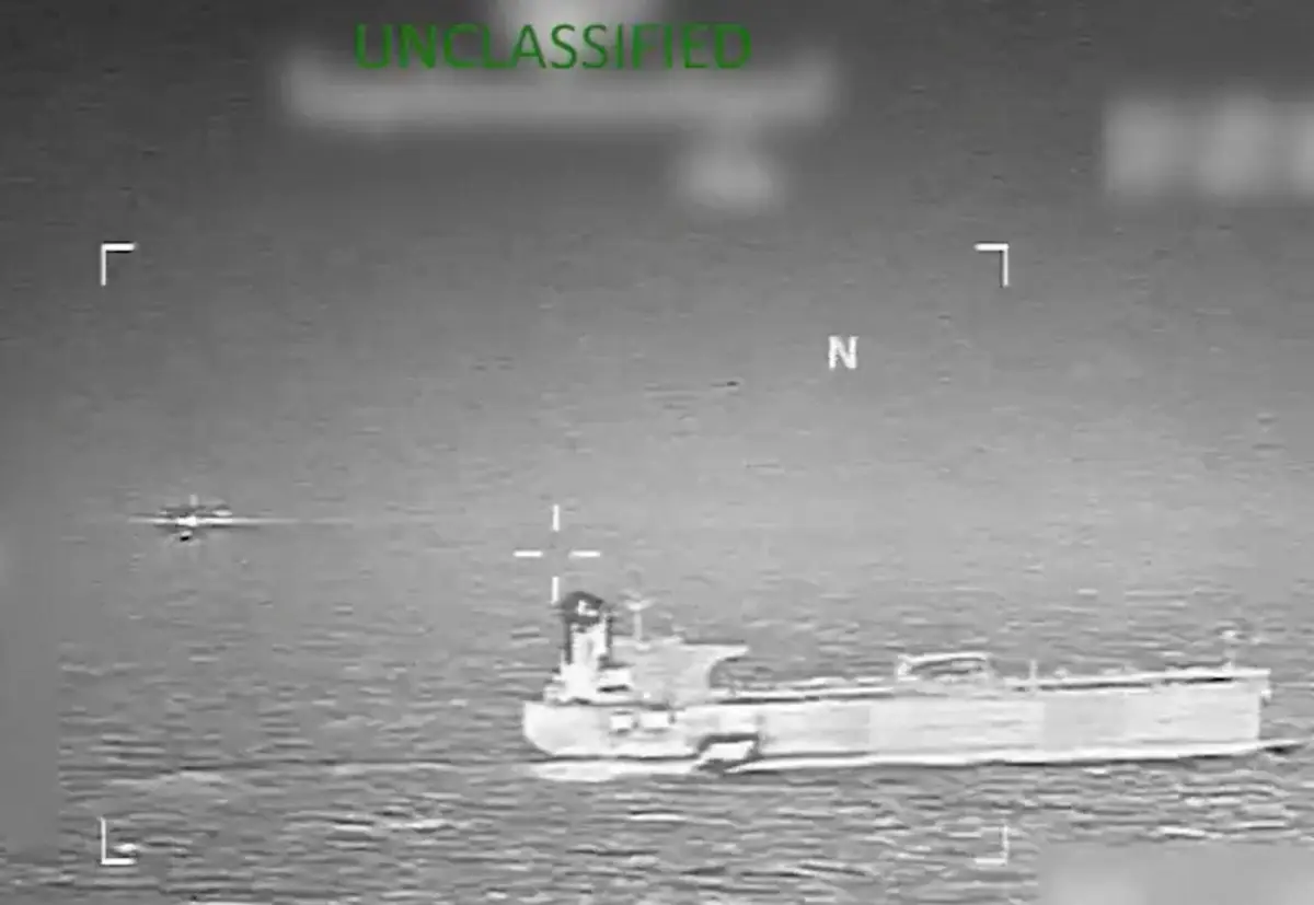 Esta captura de pantalla de un vídeo publicado en la cuenta X del Comando Sur de los Estados Unidos (SOUTHCOM) el 15 de enero de 2026, muestra lo que el ejército estadounidense dice que es una acción previa al amanecer del 15 de enero para aprehender al petrolero Veronica en el Mar Caribe.