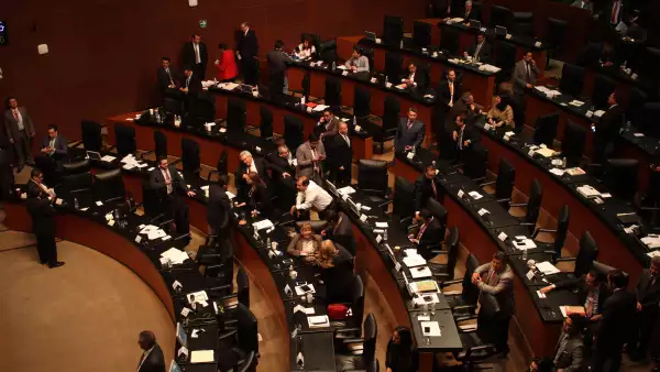 Los senadores aprobaron que los créditos del Infonavit que se encuentren firmados en veces de salario mínimo, no pierdan sus condiciones.