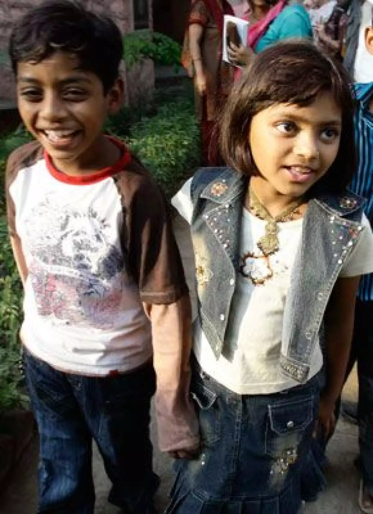 Los pequeños actores Azharuddin Ismail y Rubina Ali, de la cinta Quisiera Ser Millonario, fueron premiados por las autoridades de la India con un inmueble para cada uno.