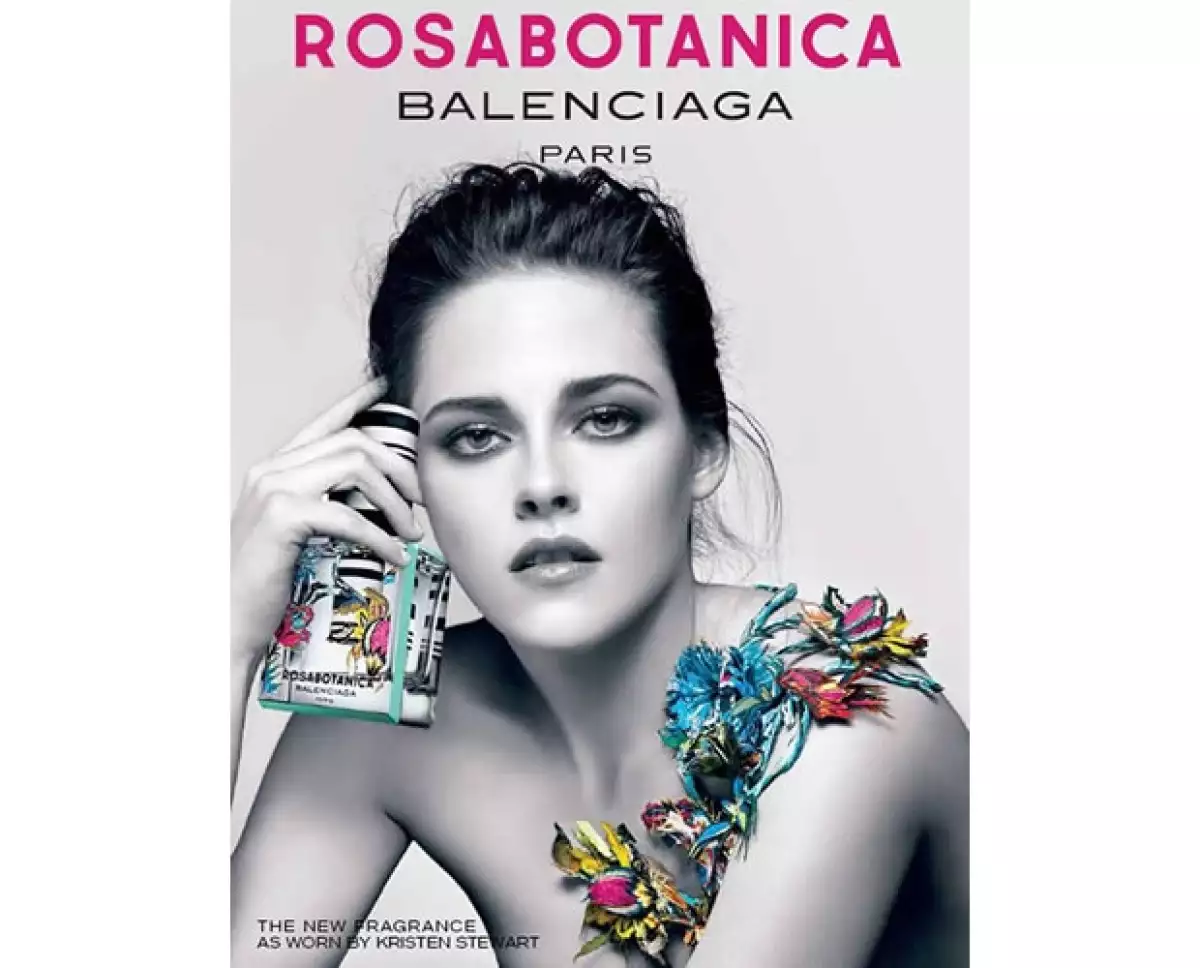 La actriz de `Twilight´ ha causado un impacto total con las fotografías que le tomaron para la campaña del nuevo perfume de Balenciaga, donde muestra su lado más femenino.