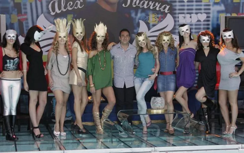 El actor es el anfitrión del programa 'en busca de' en donde 10 participantes buscarán conquistar el corazón de Alex.