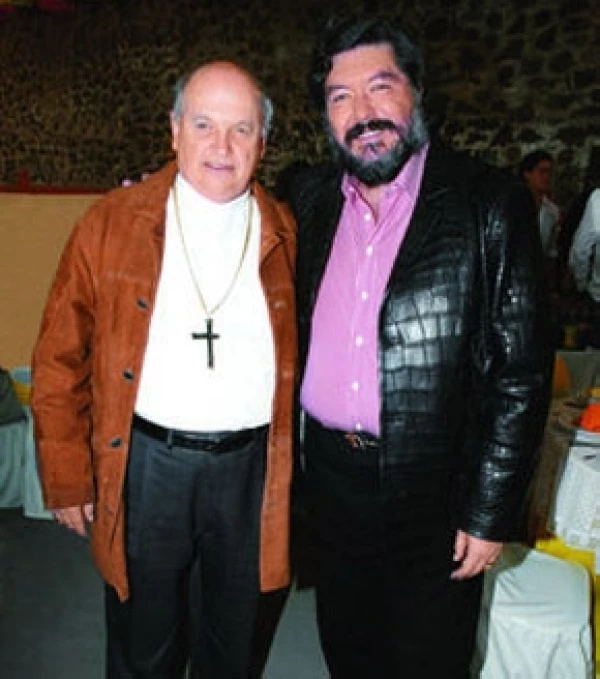 Hank Rhon cuando festejó sus 52 años aquí con el Obispo Onésimo Cepeda.