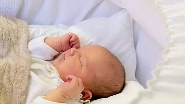 Después de saberse su nombre, una nueva foto del bebé del príncipe Carlos Felipe y Sofía de Suecia ha sido revelada por el palacio real.