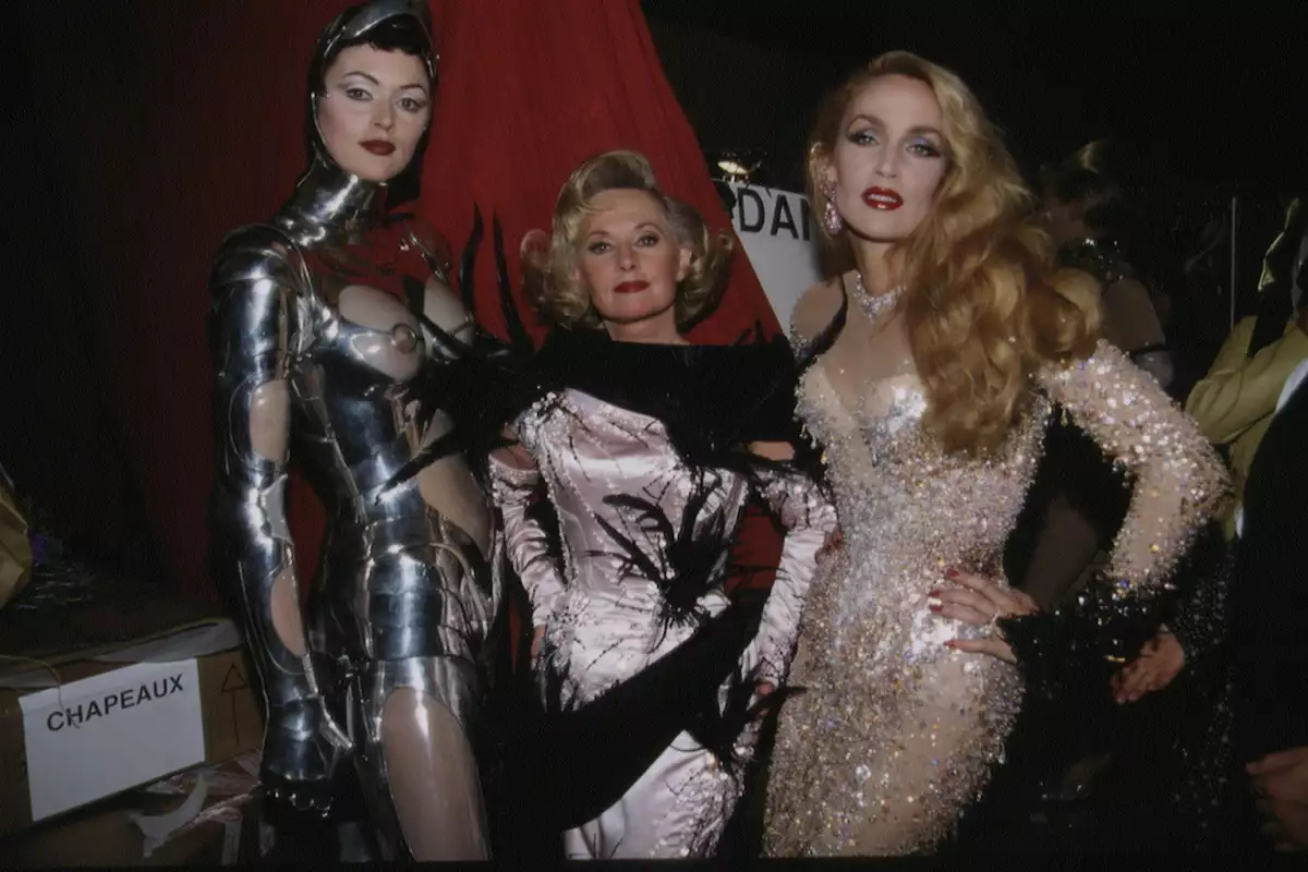 La colección ready to wear Fall/Winter 1995-1996 de Mugler durante Paris Fashion Week. 