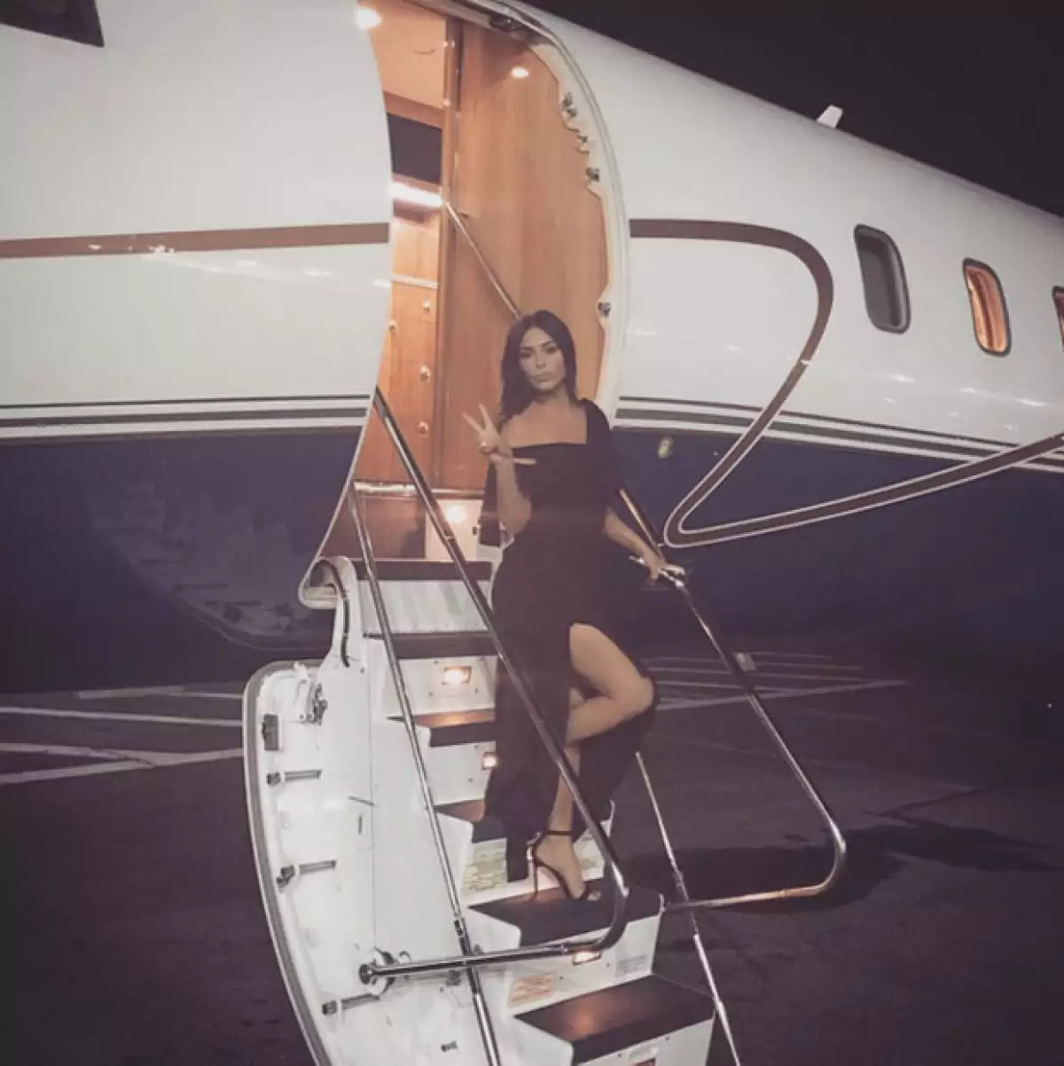 Kim llegó hoy a Cannes en un avión privado.