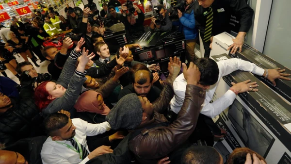 Cientos de personas se aglutinaron en las tiendas para conseguir las mejores ofertas, por lo que los agentes policiacos utilizaron las redes sociales para pedir a los consumidores que mantuvieran la calma.