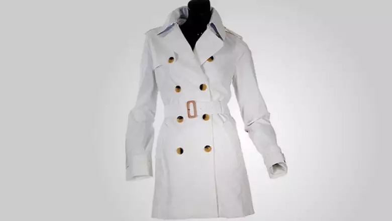 Para ellas, este abrigo en algodón blanco combina a la perfección estilo y lujo.
