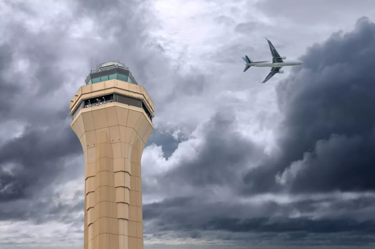 180411 avion torre control is CHUYN.jpg