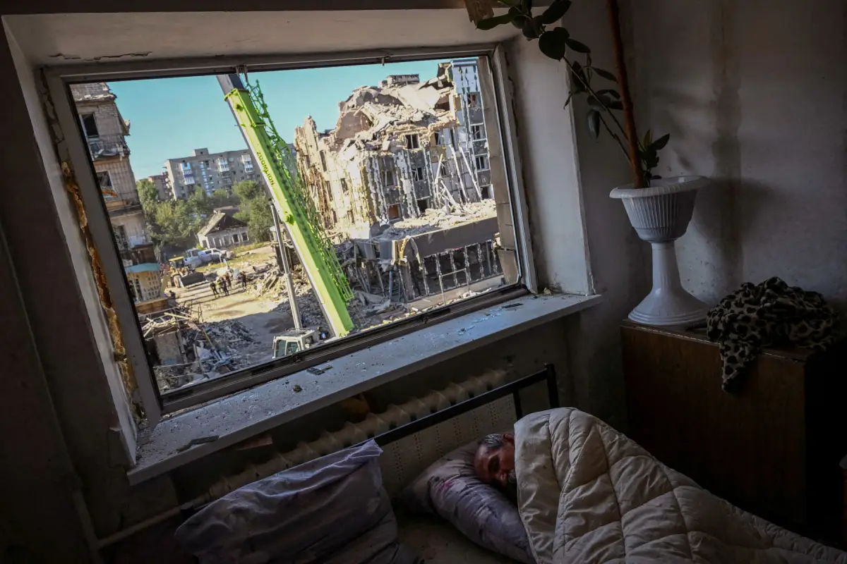 Un residente local duerme en su apartamento en un edificio de apartamentos dañado durante un ataque con misiles rusos, en medio del ataque de Rusia contra Ucrania, en Pokrovsk, región de Donetsk, Ucrania, el 8 de agosto de 2023.