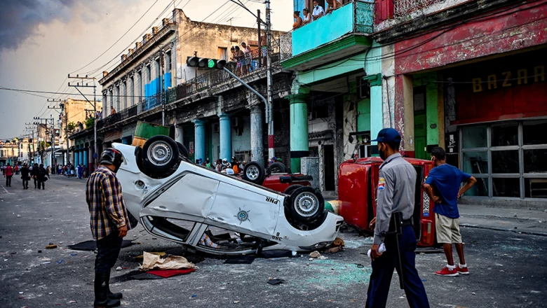 Las protestas antigubernamentales, ampliamente difundidas en las redes sociales, comenzaron de forma espontánea por la mañana, un hecho poco habitual en Cuba, un país gobernado por el Partido Comunista (PCC), donde las únicas concentraciones autorizadas suelen ser las del propio partido.